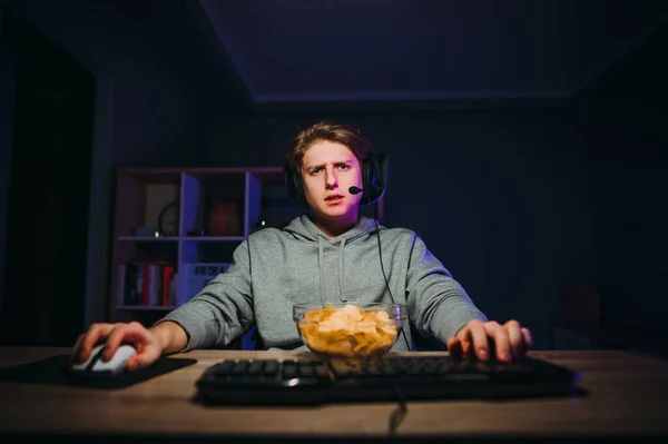 Handsome Young Male Gamer Headset His Head Plate Chips Enjoys — Stock Photo, Image