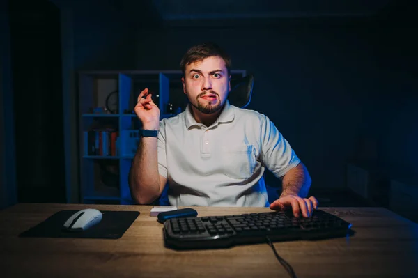 Αστείος Άντρας Γενειάδα Καπνίζει Στο Σπίτι Στη Δουλειά Στον Υπολογιστή — Φωτογραφία Αρχείου