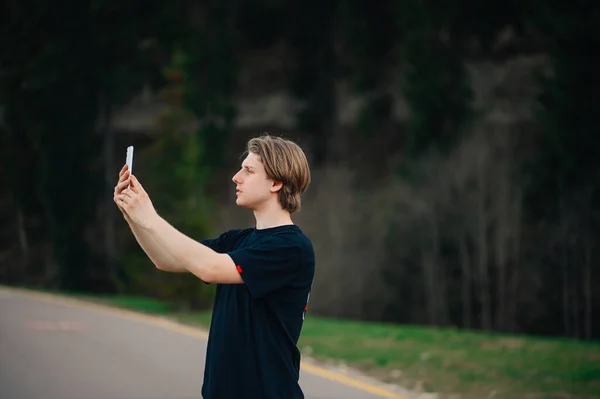Ein Hübscher Männlicher Tourist Steht Mit Einem Smartphone Der Hand — Stockfoto