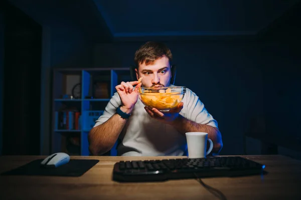 Αστείος Άνθρωπος Που Κάθεται Στον Υπολογιστή Νύχτα Και Τρώει Τσιπς — Φωτογραφία Αρχείου