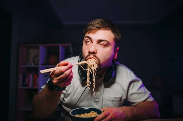 Grappige Man Eet Vermicelli Met Hongerig Gezicht Voor Het Diner — Stockfoto