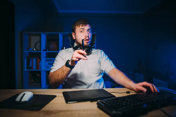 Έκπληκτος Γενειοφόρος Άνθρωπος Κάθεται Νύχτα Έναν Υπολογιστή Ένα Tablet Γραφικών — Φωτογραφία Αρχείου