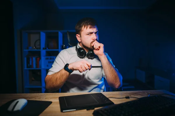 Homme Concentré Avec Visage Sérieux Est Assis Avec Une Tablette — Photo