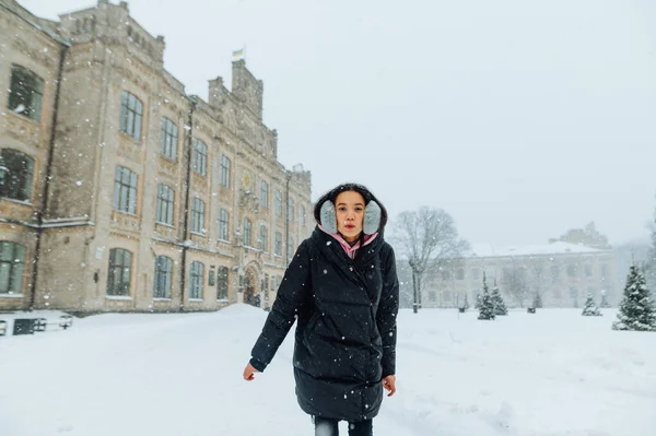 Χαριτωμένη Γυναίκα Που Διασκεδάζει Μια Χιονόπτωση Ένα Χειμερινό Δρόμο Κοιτάζοντας — Φωτογραφία Αρχείου