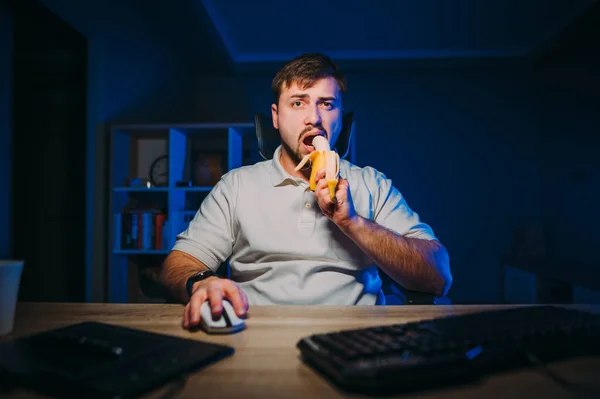 Πεινασμένος Ελεύθερος Επαγγελματίας Που Εργάζεται Νύχτα Στον Υπολογιστή Στο Σπίτι — Φωτογραφία Αρχείου