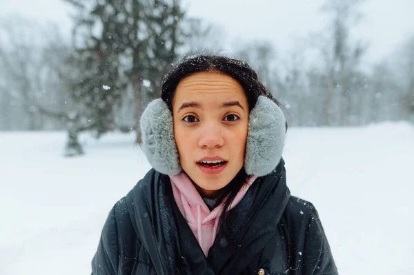 Porträtt Överraskad Latinamerikansk Kvinna Vinterkläder Utomhus Snöig Dag Ser Chockad — Stockfoto