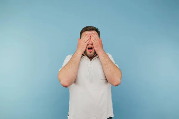 Retrato Hombre Asustado Con Una Camiseta Blanca Cierra Los Ojos — Foto de Stock