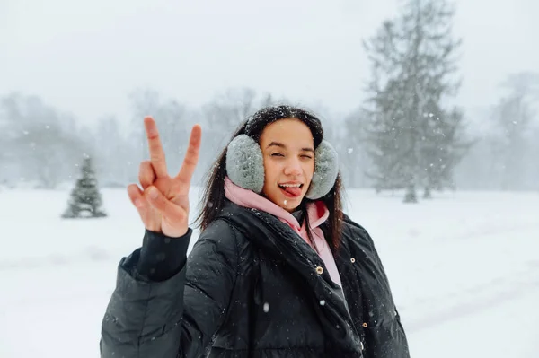 Mulher Alegre Roupas Quentes Inverno Neve Fica Rua Piscar Mostra — Fotografia de Stock