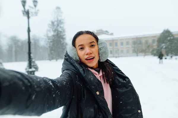 Positiv Kvinna Står Gatan Snöstorm Och Tar Selfie Med Ett — Stockfoto