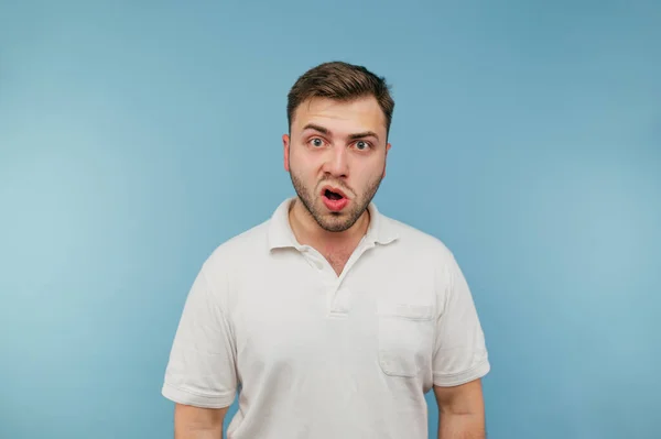 Hombre Sorprendido Con Cerdas Sobre Fondo Azul Mira Cámara Con — Foto de Stock