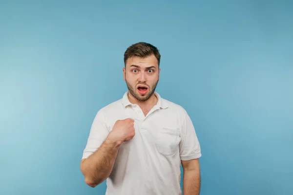 Retrato Del Hombre Sorprendido Camiseta Blanca Apuntándose Con Dedo Mirando — Foto de Stock