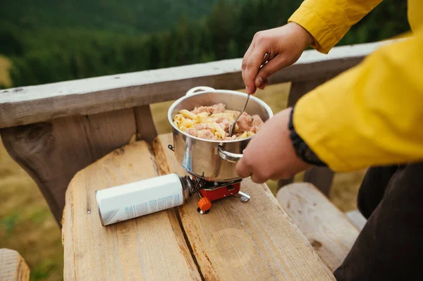 Turistas Preparam Macarrão Nas Montanhas Queimador Mistura Com Carne Mesa — Fotografia de Stock