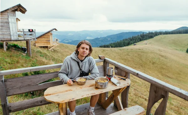 Homem Turista Senta Uma Mesa Terraço Uma Casa Nas Montanhas — Fotografia de Stock