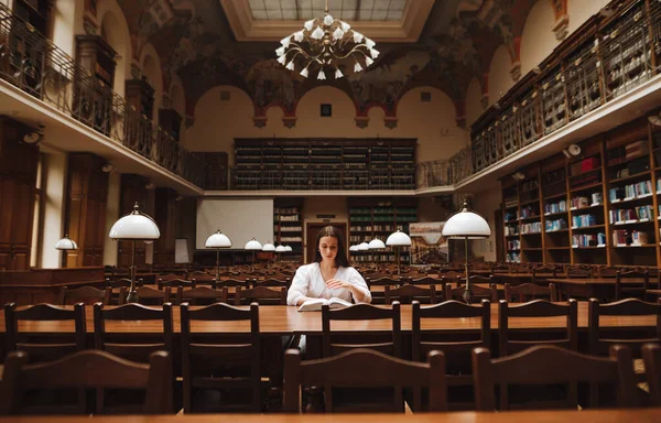 Студент Сидить Столом Красивій Старій Бібліотеці Читає Книгу Серйозним Обличчям — стокове фото