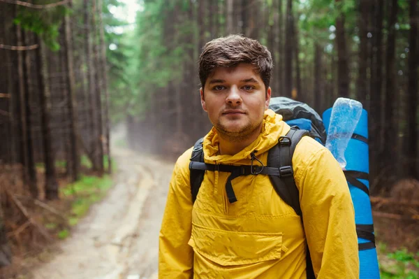 Retrato Caminhante Masculino Casaco Amarelo Com Mochila Floresta Fundo Floresta — Fotografia de Stock