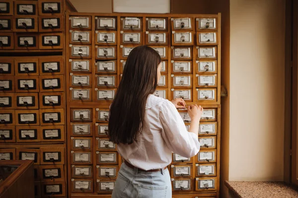 Hermosa Mujer Mirando Los Archivos Libros Antigua Biblioteca —  Fotos de Stock