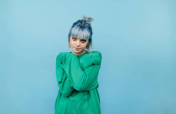 Linda Chica Hipster Con Pelo Azul Aislado Sobre Fondo Azul —  Fotos de Stock