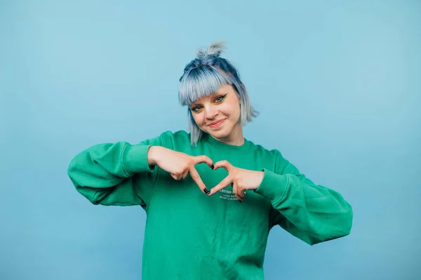 Pozitivní Hipster Dívka Barvenými Vlasy Zelené Mikině Stojí Modrém Pozadí — Stock fotografie