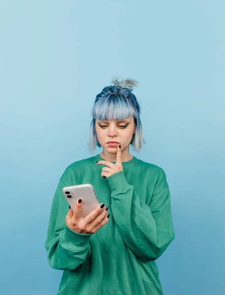 Retrato Uma Adolescente Com Cabelo Azul Goza Smartphone Com Rosto — Fotografia de Stock