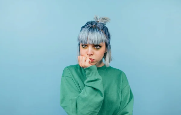 Chica Casual Pensativa Con Pelo Azul Aislado Sobre Fondo Azul —  Fotos de Stock
