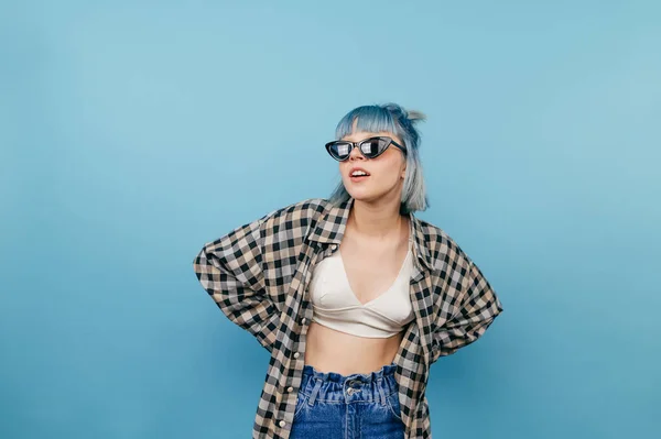 Menina Bonito Com Cabelo Azul Roupas Casuais Óculos Sol Posando — Fotografia de Stock