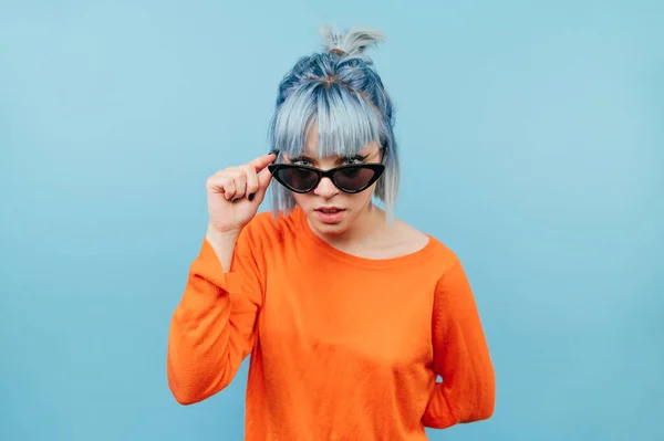 Vtipné Hipster Dívka Barvenými Vlasy Slunečních Brýlích Dívá Upřeně Kamery — Stock fotografie