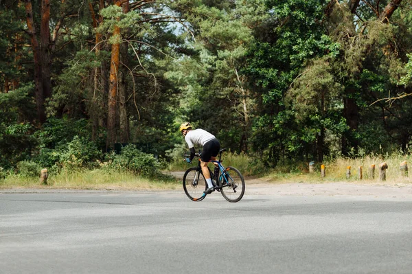 Foto Eines Sportlichen Mannes Einem Fahrrad Outfit Fährt Wald Auf — Stockfoto