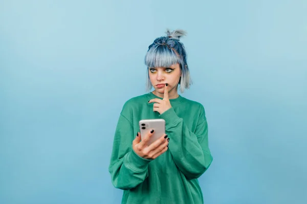 Chica Divertida Con Pelo Color Teléfono Inteligente Sus Manos Mira — Foto de Stock