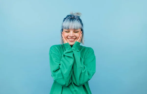 Señora Alegre Sudadera Verde Pelo Azul Feliz Con Una Sonrisa —  Fotos de Stock