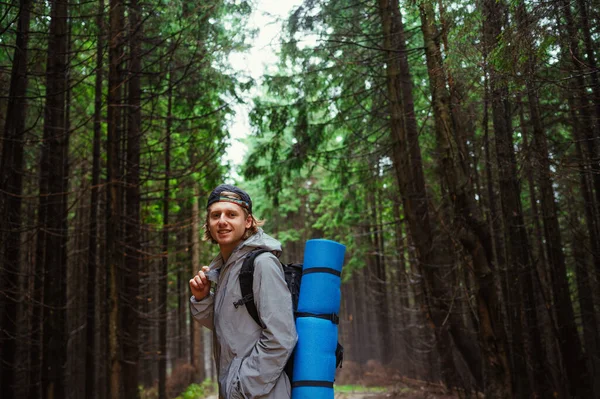 Позитивний Чоловік Турист Рюкзаком Спині Стоїть Лісі Дощову Погоду Дивиться — стокове фото