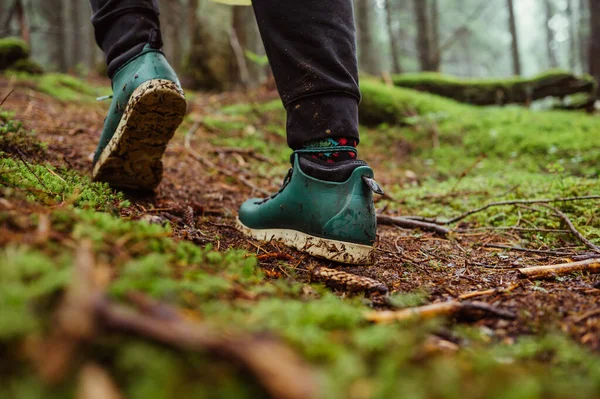 熱帯雨林の苔で地面を歩く観光客の靴の中の足 — ストック写真