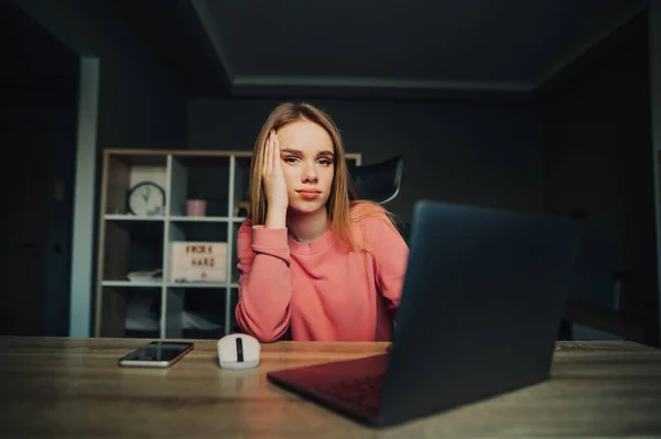 Fatigué Femme Attrayante Assis Maison Ordinateur Regardant Caméra Avec Visage — Photo