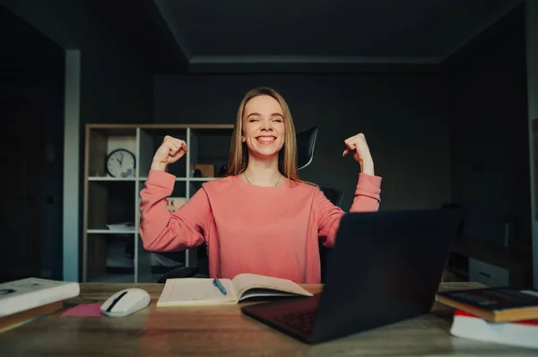 Retrato Uma Aluna Alegre Estudando Casa Sentada Uma Mesa Com — Fotografia de Stock