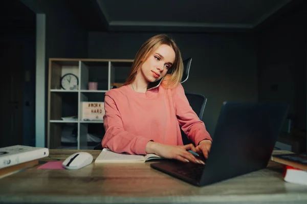 Sério Menina Atraente Sentado Casa Mesa Trabalhando Laptop Enquanto Fala — Fotografia de Stock
