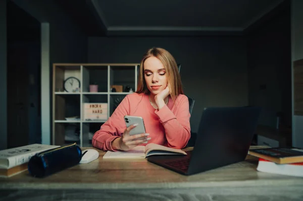 Portrait Une Étudiante Assise Maison Une Table Avec Des Livres — Photo