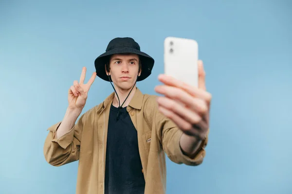 Serio Hipster Guapo Tomando Selfie Cámara Del Teléfono Inteligente Mostrando —  Fotos de Stock