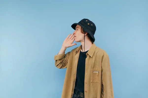 Hipster Hombre Panama Camisa Grita Lado Espacio Copia Aislado Sobre — Foto de Stock