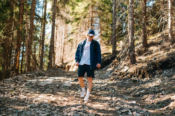 Mężczyzna Luźnych Ubraniach Spaceruje Górskim Szlaku Lesie — Zdjęcie stockowe