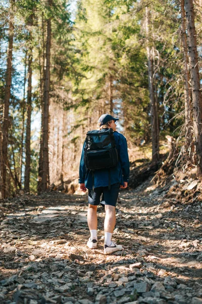 Man Vandrare Med Ryggsäck Ryggen Promenader Bergsstig Bakifrån Utsikt Vertikal — Stockfoto