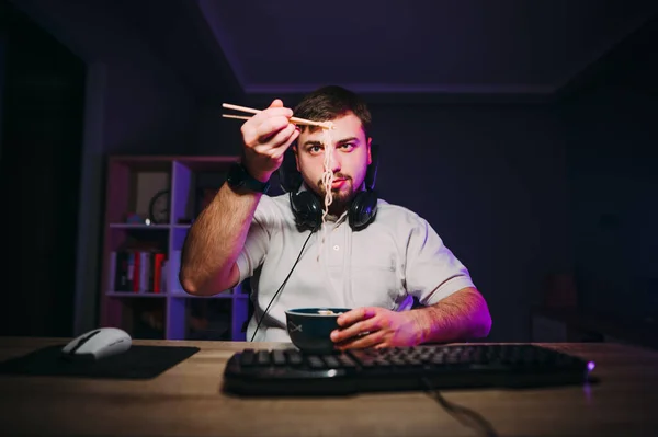 Homem Adulto Com Barba Senta Computador Noite Trabalho Come Comida — Fotografia de Stock