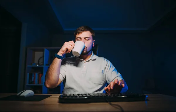 Ενήλικες Άντρας Κοιμάται Νύχτα Στον Υπολογιστή Και Εργάζεται Πίνει Τσάι — Φωτογραφία Αρχείου