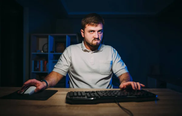 Retrato Freelancer Masculino Irritado Trabalho Casa Computador Olhando Para Câmera — Fotografia de Stock