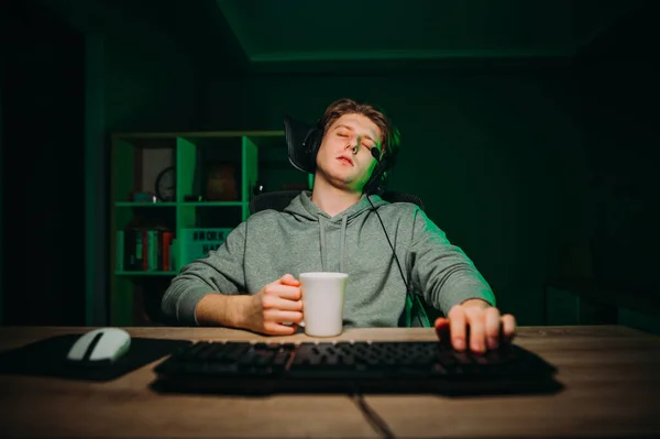 Κουρασμένος Gamer Ακουστικά Κοιμάται Νύχτα Στο Σπίτι Στον Υπολογιστή Ένα — Φωτογραφία Αρχείου