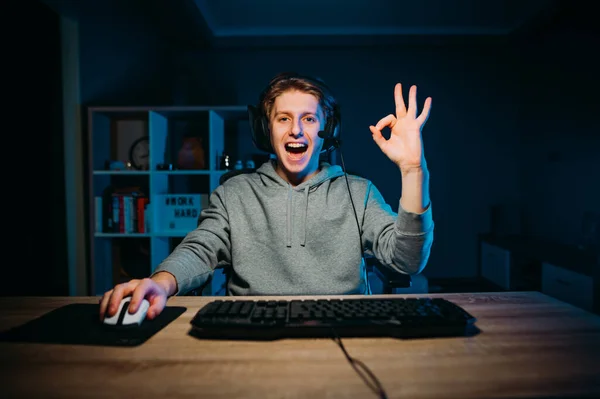 Positieve Man Gamer Met Een Glimlach Zijn Gezicht Speelt Online — Stockfoto