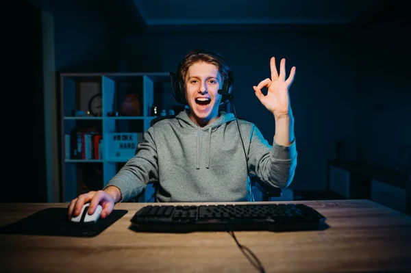 Positive Kerl Gamer Mit Einem Lächeln Auf Dem Gesicht Spielt — Stockfoto