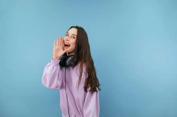 Femme Positive Dans Sweat Shirt Violet Tient Sur Fond Bleu — Photo