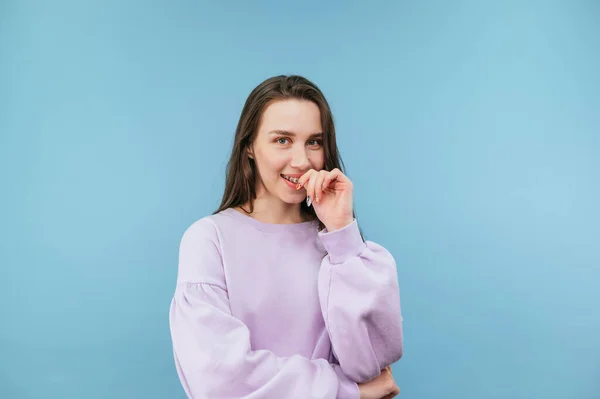 Schattige Brunette Dame Casual Kleding Geïsoleerd Blauwe Achtergrond Kijkt Naar — Stockfoto