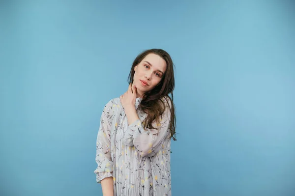 Mulher Bonita Vestido Isolado Fundo Azul Olha Para Câmera Com — Fotografia de Stock