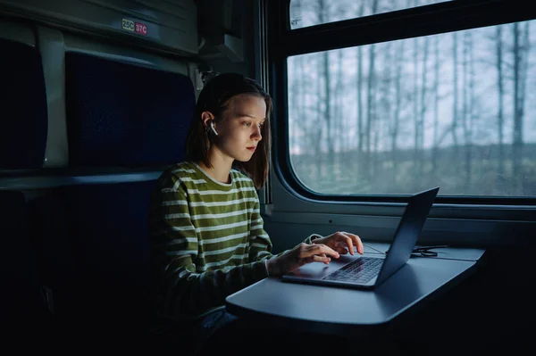 Skoncentrowana Kobieta Luźnych Ubraniach Podróżuje Pociągiem Pracuje Komputerze Poważną Twarzą — Zdjęcie stockowe