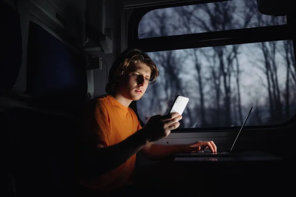 Jovem Bonito Camiseta Laranja Usa Smartphone Trem Estrada Enquanto Viaja — Fotografia de Stock